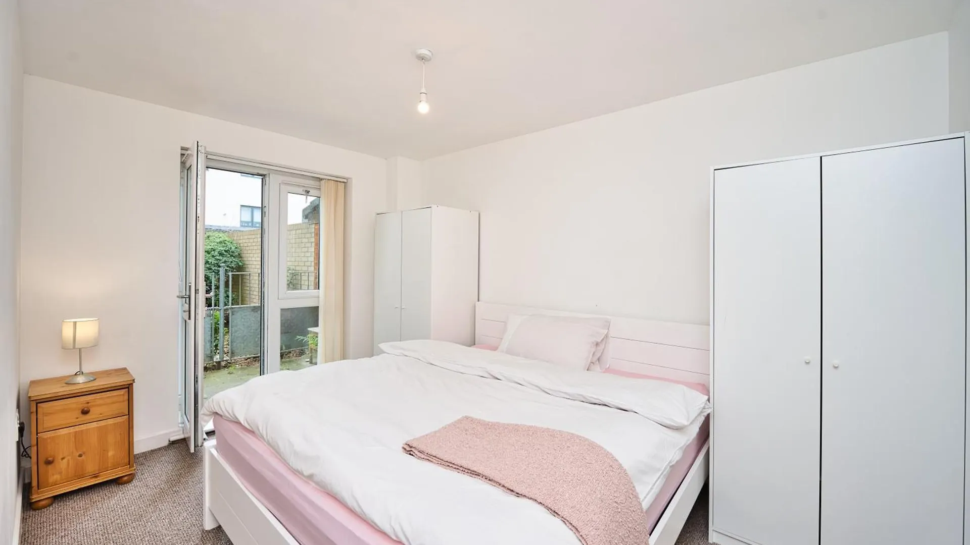 Staycation In Bow E3 Ideal For 2 Αμπερντήν Διαμέρισμα